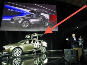 Tesla пообещала оставить Model X откидывающиеся двери
