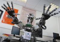 Робот учится играть с людьми, захватывать планету