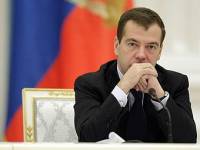 Медведев пригрозил мешающим электронному правительству губернаторам