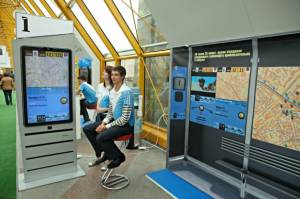 46-дюймовые тачскрины с Wi-Fi и зарядкой для мобильных установят на улицах Москвы