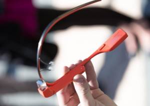 Очки Google Glass будут передавать звук через кость черепа
