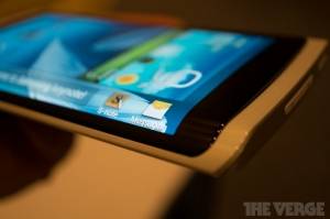 Samsung показала телефон с гибким дисплеем