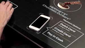 Концепт интерактивного стола для заказа пиццы с помощью iPhone